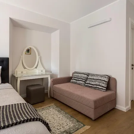 Stylish & Modern Studio Old Town By Houseys VNO