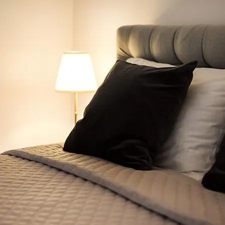 Stylish & Modern Studio Old Town By Houseys