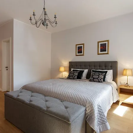 Stylish & Modern Studio Old Town By Houseys VNO