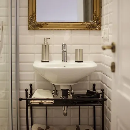 Stylish & Modern Studio Old Town By Houseys Lägenhet *