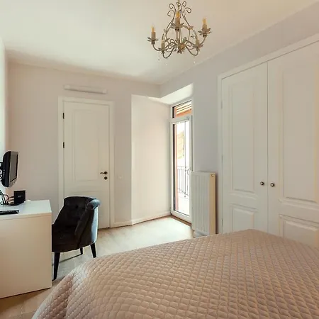 Stylish & Modern Studio Old Town By Houseys