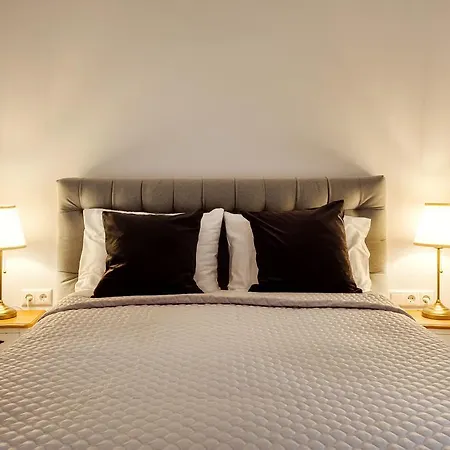 Stylish & Modern Studio Old Town By Houseys