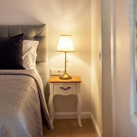 Stylish & Modern Studio Old Town By Houseys *
